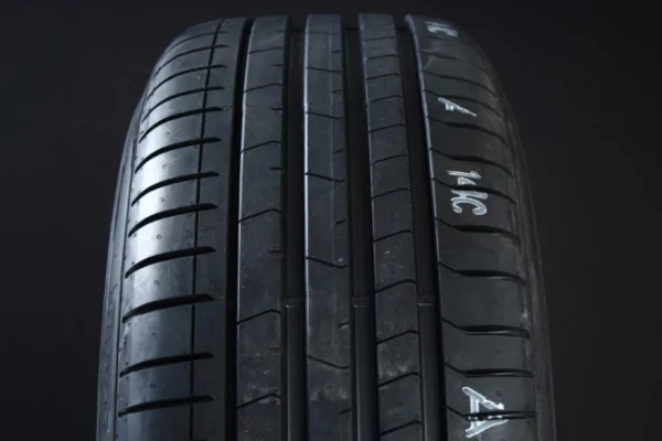 225/40R19 PIRELLI PZERO PZ4 RUNFLAT