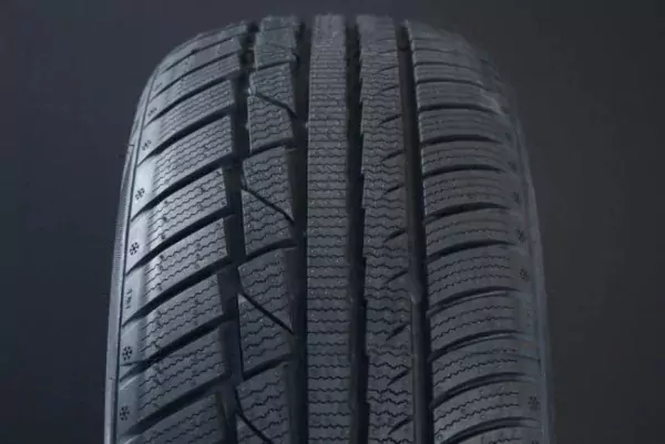 275/40R19 LINGLONG GREEMAX WINTER UHP FRIKTION