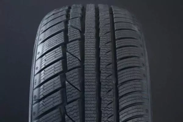 225/55R17 LINGLONG GREENMAX WINTER UHP FRIKTION
